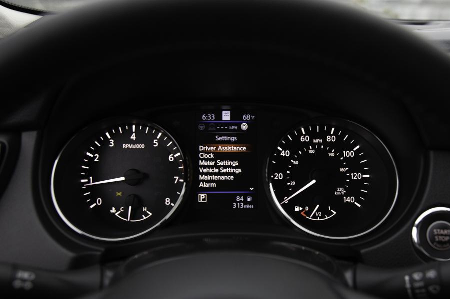 Панель приборов Nissan Rogue Sport 2019 года  (фото 33 из 40)